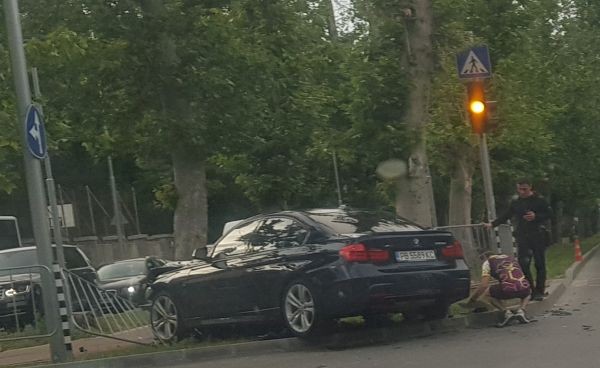 Кадри от мелето с полицейска кола на едно от най-оживените кръстовища в Пловдив