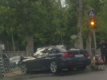Кадри от мелето с полицейска кола на едно от най-оживените кръстовища в Пловдив