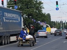 Вижте как каруца прави ляв завой в Пловдив