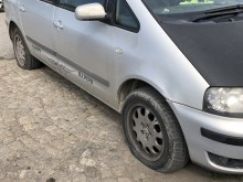 Опитват да разберат кой надупчи гумите на колите на Сточна гара