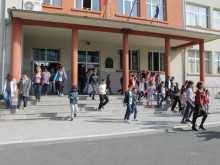 МОН препоръча как училищата да изберат ученици за безплатна почивка