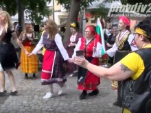Жени мотористи играха хоро в центъра на Пловдив
