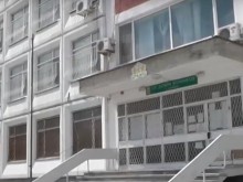 Деца танцуват кючек в народни носии зад украса за 24-и май