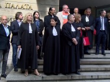 Адвокати от Пловдив излязоха на мълчалив протест срещу готвените промени в съдебната система