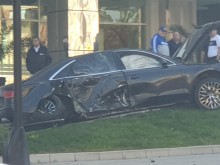 Зрелищна катастрофа в Несебър! "Ауди" помете пътни знаци и дървета, "паркира" пред хотел!