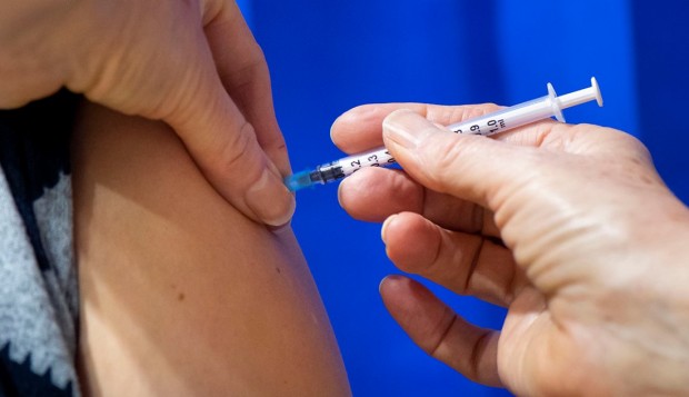 В опит да убеди енориашите си да не се ваксинират