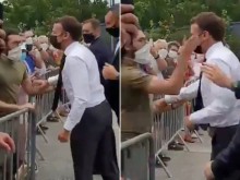Гражданин зашлеви шамар на Еманюел Макрон