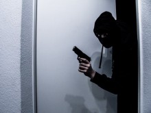 Задържаха трима непълнолетни за въоръжения обир на магазин във Варна