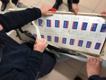 Контрабандисти скриха цигари в плоскости за пейки