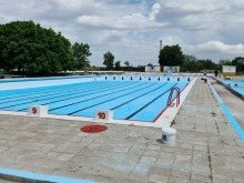 200 нови шезлонга и 120 чадъра в плувния комплекс в Асеновград, цените са без промяна