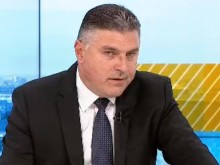 Военният министър с насълзени очи в ефир каза силни думи за изчезналия пилот