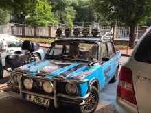 Автомобил, превърнат в атракция, впечатлява минувачите по варненска улица