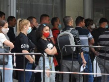 Десетки македонци отново се наредиха на опашка за български паспорти