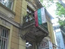 Опасна тераса на "Иван Вазов" застрашава живота на минувачи, съседи се карат за ремонта