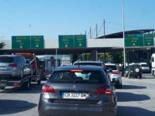 Километрички опашки на гръцката граница, пътуващи чакат по 3 часа