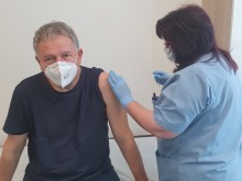 Министър Кацаров избра да се ваксинира с "Янсен"