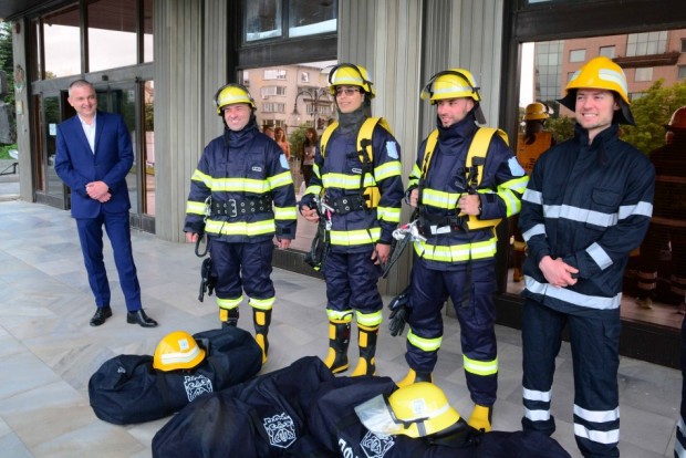 15 комплекта пожарозащитни шлемове ботуши ръкавици и пожарникарски колани както