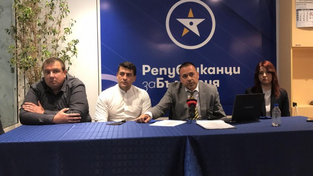 Областният координатор на партията за Варненска област Панайот Кискинов повежда