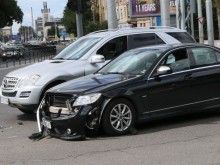 Катастрофа с 2 мерцедеса на най-оживеното кръстовище в Пловдив