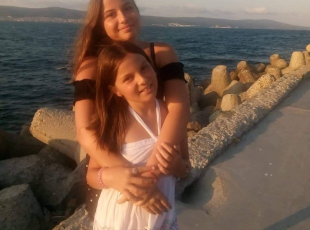 Ники Кънчев публикува сърцераздирателен пост във фейсбук за две сестри Едното