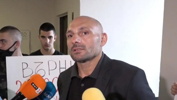 ММА боецът Станислав Недков-Стъки нахлу при спортния министър Кузманов, докато