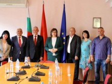Нинова връчи членски карти на бесарабски българи, основали организация на БСП в Молдова