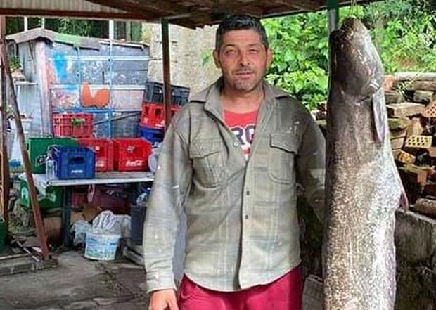 Рибар от Димитровград улови 20-килограмов сом в река Марица. Илиян