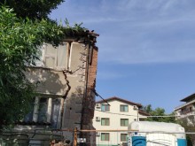 70-годишна къща се разцепи и наклони след строителни дейности