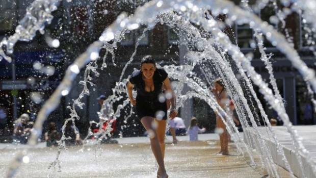 Reuters
Предупреждение от първа степен за опасност от високи температури за