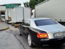Наш известен баровец няма търпение да влезе в Гърция, навря се при камионите