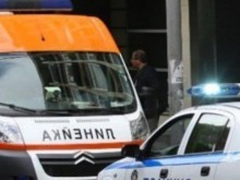 Младеж заби БМВ в 3 стълба и ограда, колата избухна в пламъци
