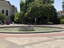 В най-горещия ден чистят фонтана с пеликаните