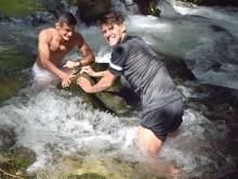Ето така локомотивци възстановяваха в ледените води край Говедарци