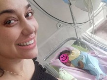 Мария Илиева сияе от щастие, показа бебето