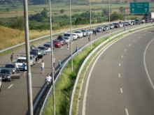 Дълги опашки от чакащи да влязат в Гърция