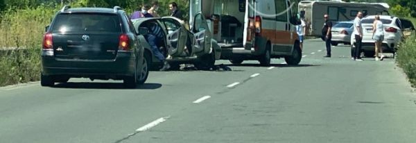 Нова тв
Тежка катастрофа с два автомобила блокира основното шосе по Южното