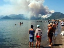 Огромен горски пожар гори близо до популярен турски курорт