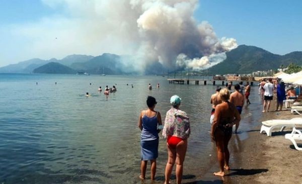 Туитър
Огромен горски пожар гори близо до турския курорт Мармарис, съобщават