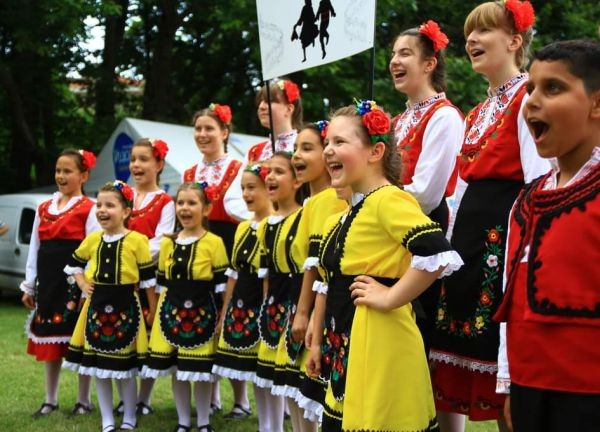 Първи фолклорен фестивал "Чинарова гора" край Белащица