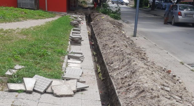 Разкопан тротоар ядоса пловдивчанин