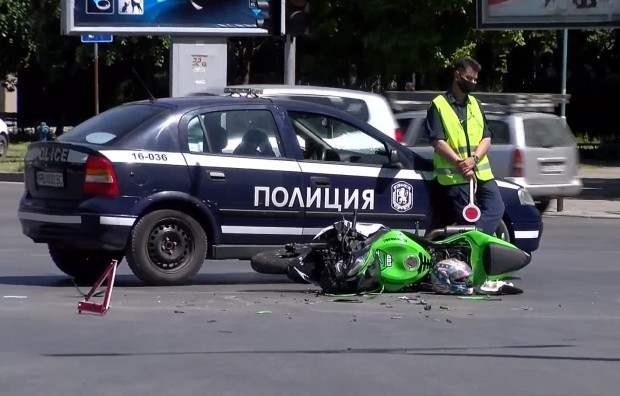 A serious accident on Komatevsko Shosse, a young motorcyclist has serious injuries