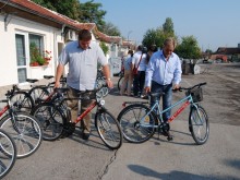 Контролират метенето на града на велосипеди