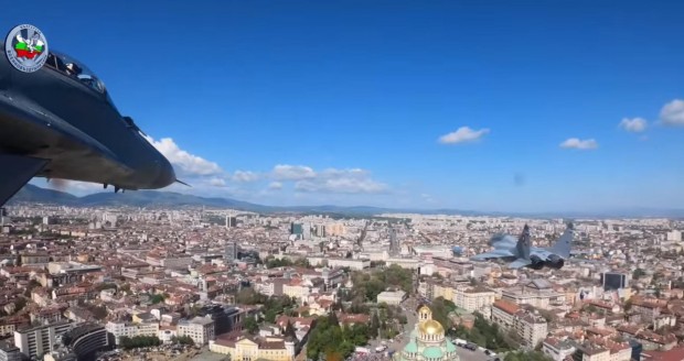 Bulgaria Air Force разпространи въздействащи кадри от полети на  Валентин