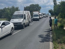 Ексклузивно: Блокада! Шофьори слязоха от колите, задръстването е огромно!