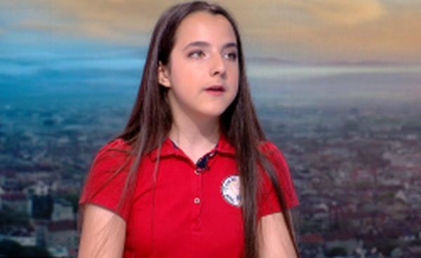 БТВ
Лена Дипчикова е само на 13 години, вече работи по
