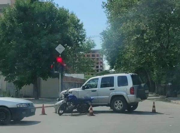 Джип отнесе моторист на възлов булевард в Кючука