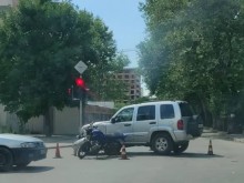 Джип отнесе моторист на възлов булевард в Кючука