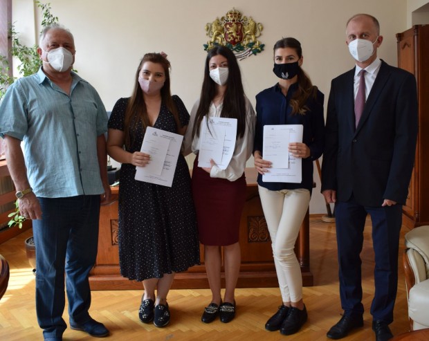 Двама възпитаници от специалност Право на Юридическия факултет на Софийския