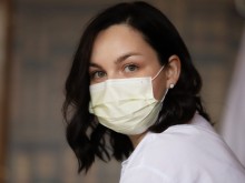 От днес ваксинираните служители могат да не носят маска на работните си места