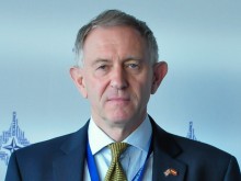 Глен Грант: България рискува сигурността на НАТО и застрашава живота на пилотите